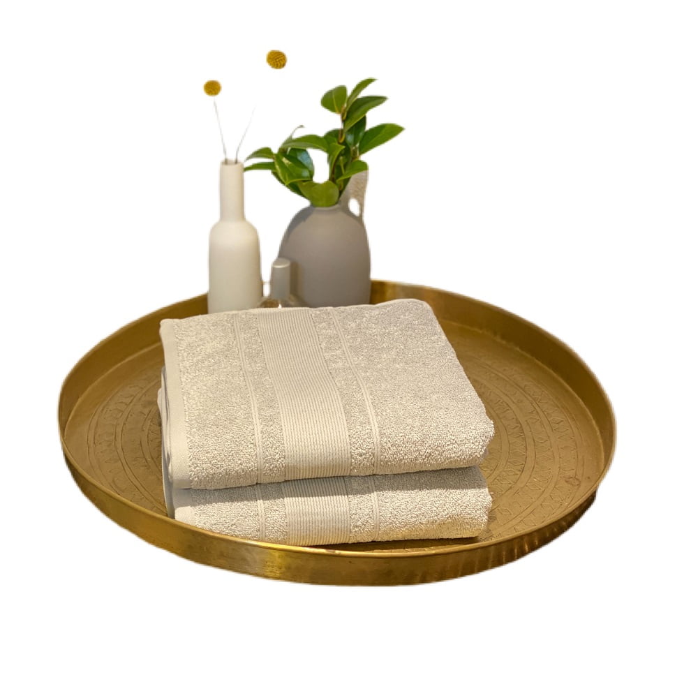 Beige håndklæder som dekoration på badeværelset