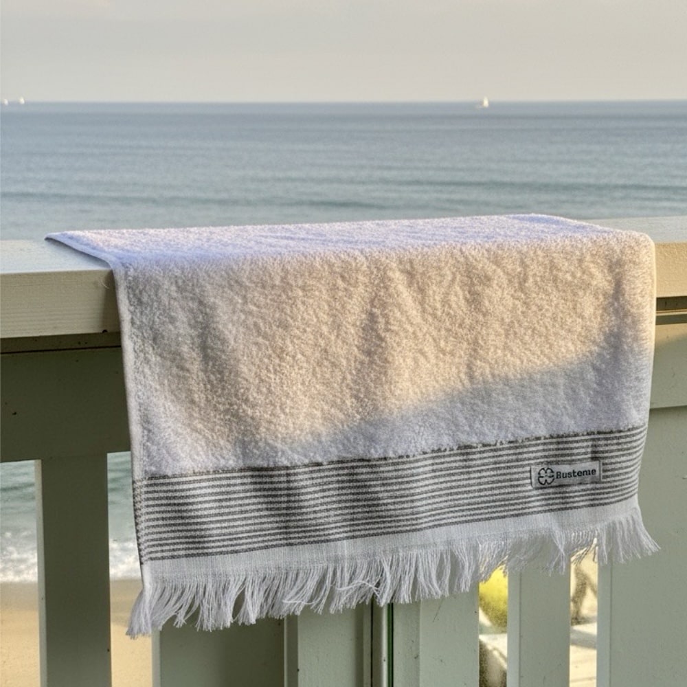 Blødt og behageligt hvidt håndklæde med finehome frynser 50x100 cm