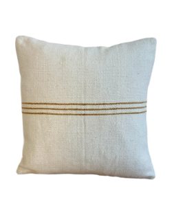 Blød kelim pude 132 i lys på 3 flotte enkle striber. Puden leveres med inderpude