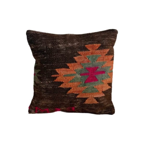 Kelim pude 130 måler 40x40 cm og har en flot brun bundfarve med et touch af pink, orange og grøn