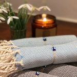 Smukke køkkenhåndklæder i naturhvid og lyseblå fra finehome
