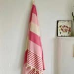 lyserød, råhvid og rødt hammam håndklæde med striber
