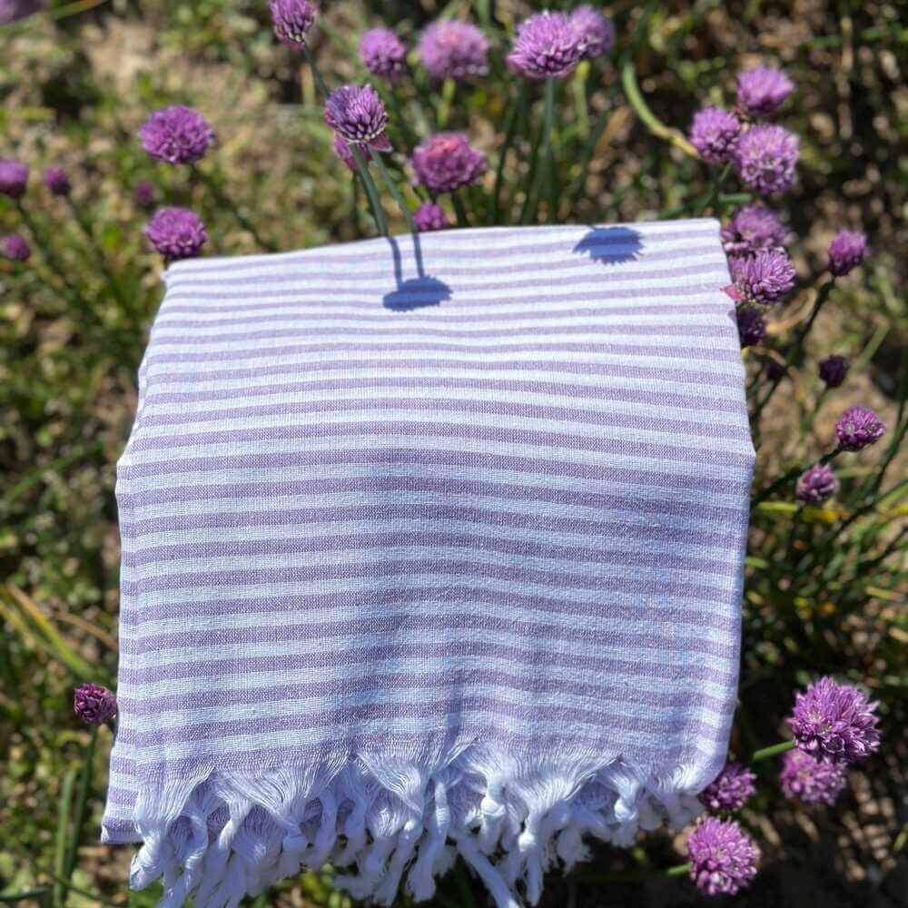 Let strandlagen i hvid og lilla 95x185 cm