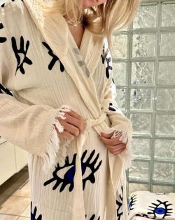Blød og trendy kimono med øjne i 100% blød bomuld