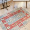 Farvestrålende kelimløber måler 80x108 cm og har et væld af farver