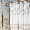 Stilfuldt badeforhæng i stof 140x200 cm. leveres med 12 fine metalkroge