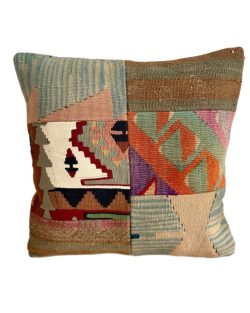 Håndsyet pude i uld 45x45 cm af meget smukke stykker kelim