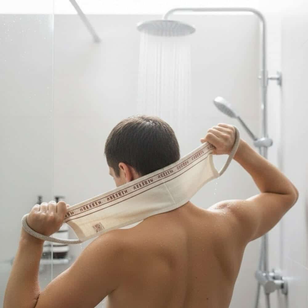 Rens og genopliv din hud - også på ryggen, hvor det kan være svært at nå